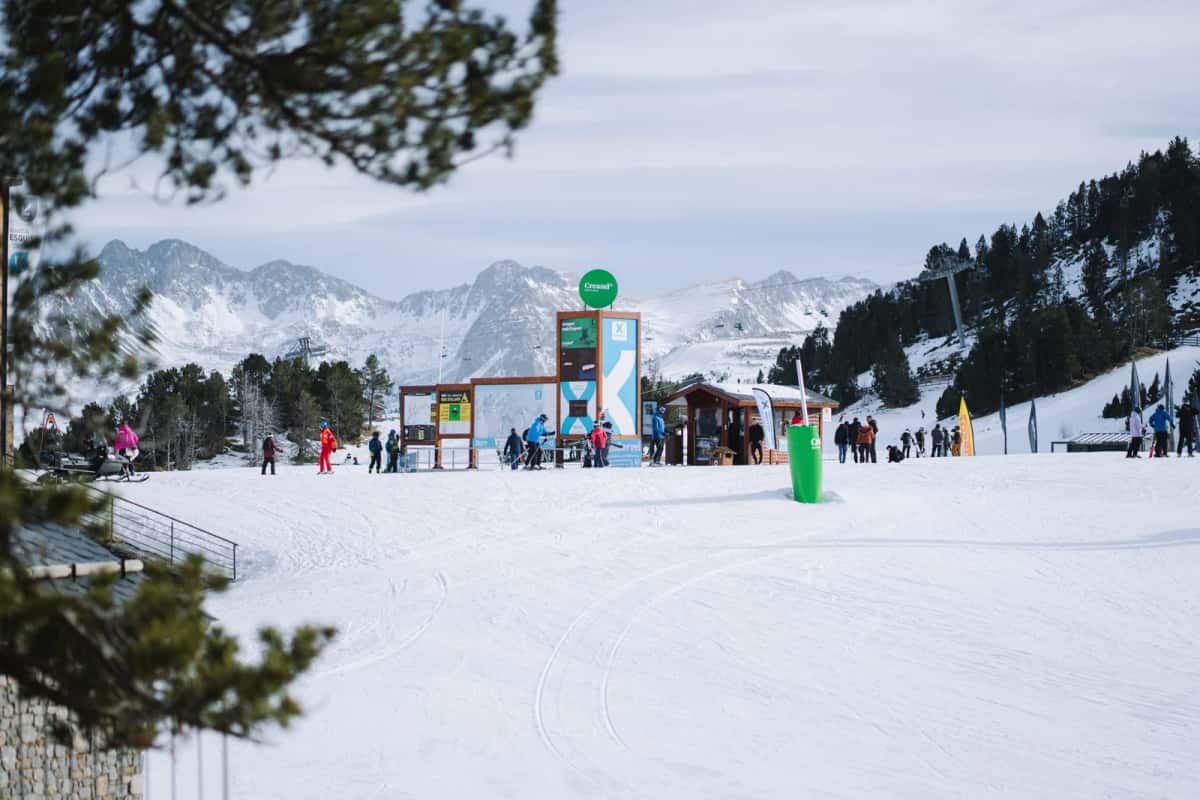 Bas des pistes du domaine de Grandvalira, en Andorre, avec le point d'information et le départ des remontées