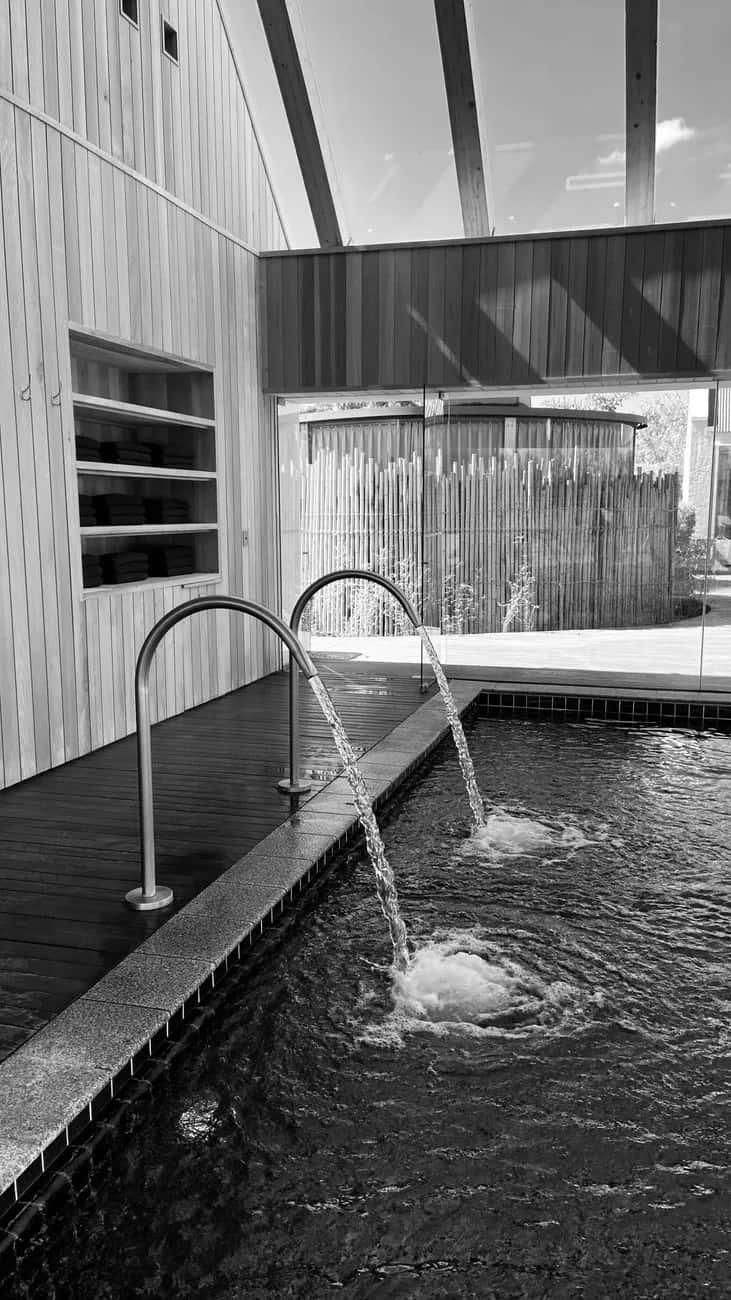 Bassin de spa couvert et ses jets massants