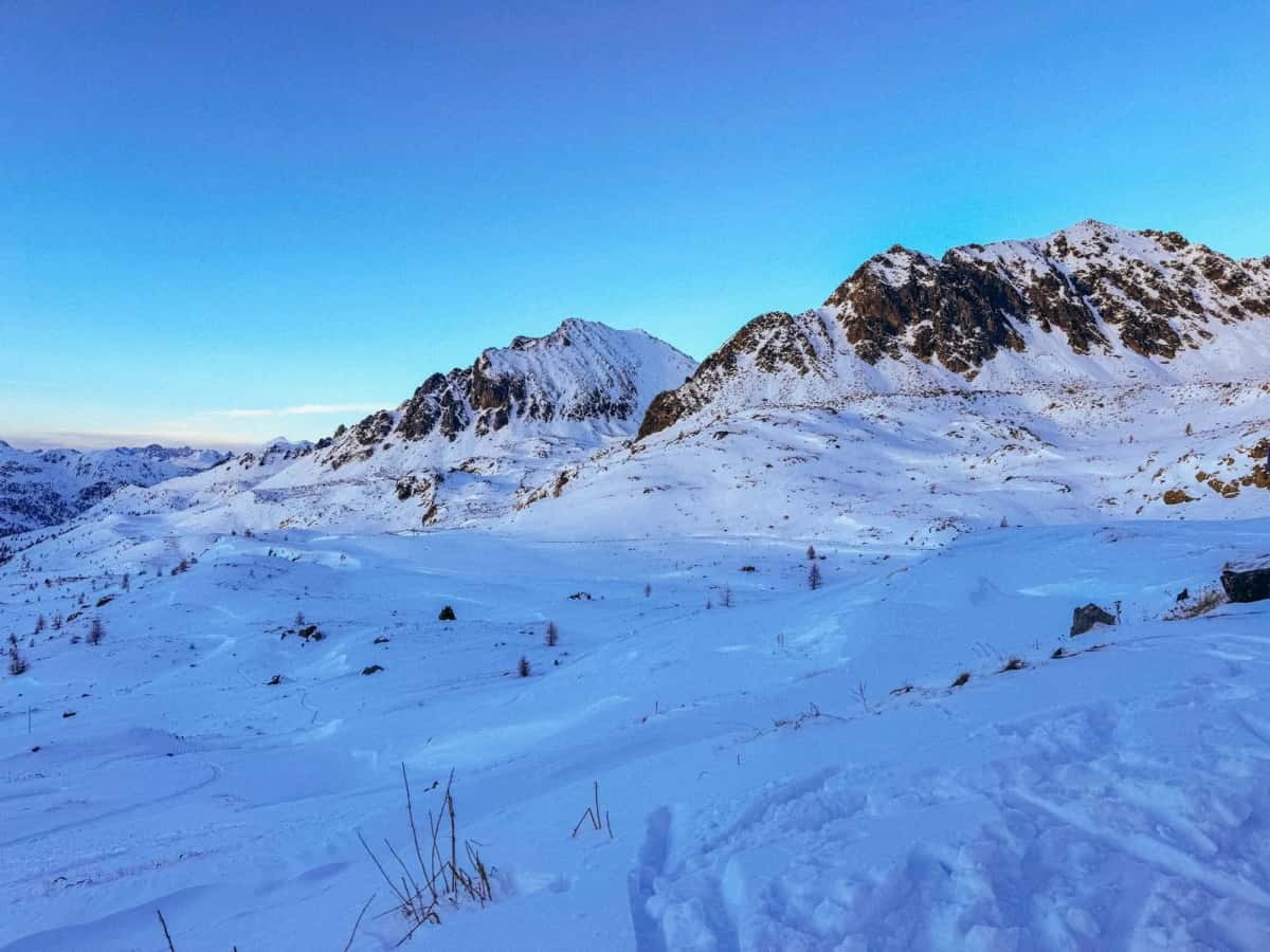Cirque enneigé du domaine skiable andorran au crépuscule, sous les crêtes des Pyrénées