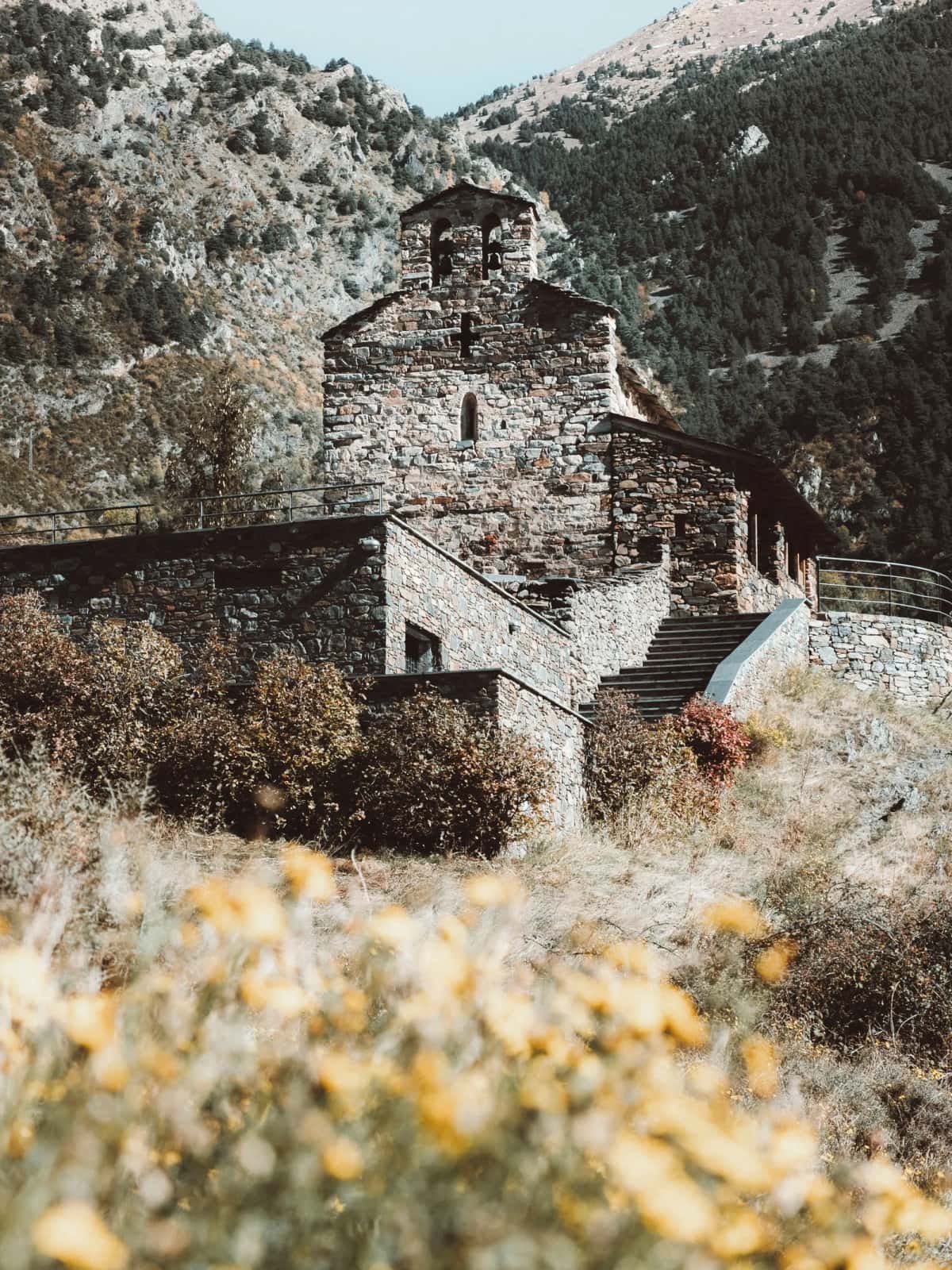 Église de pierre ancienne dans les montagnes andorranes, à l'automne