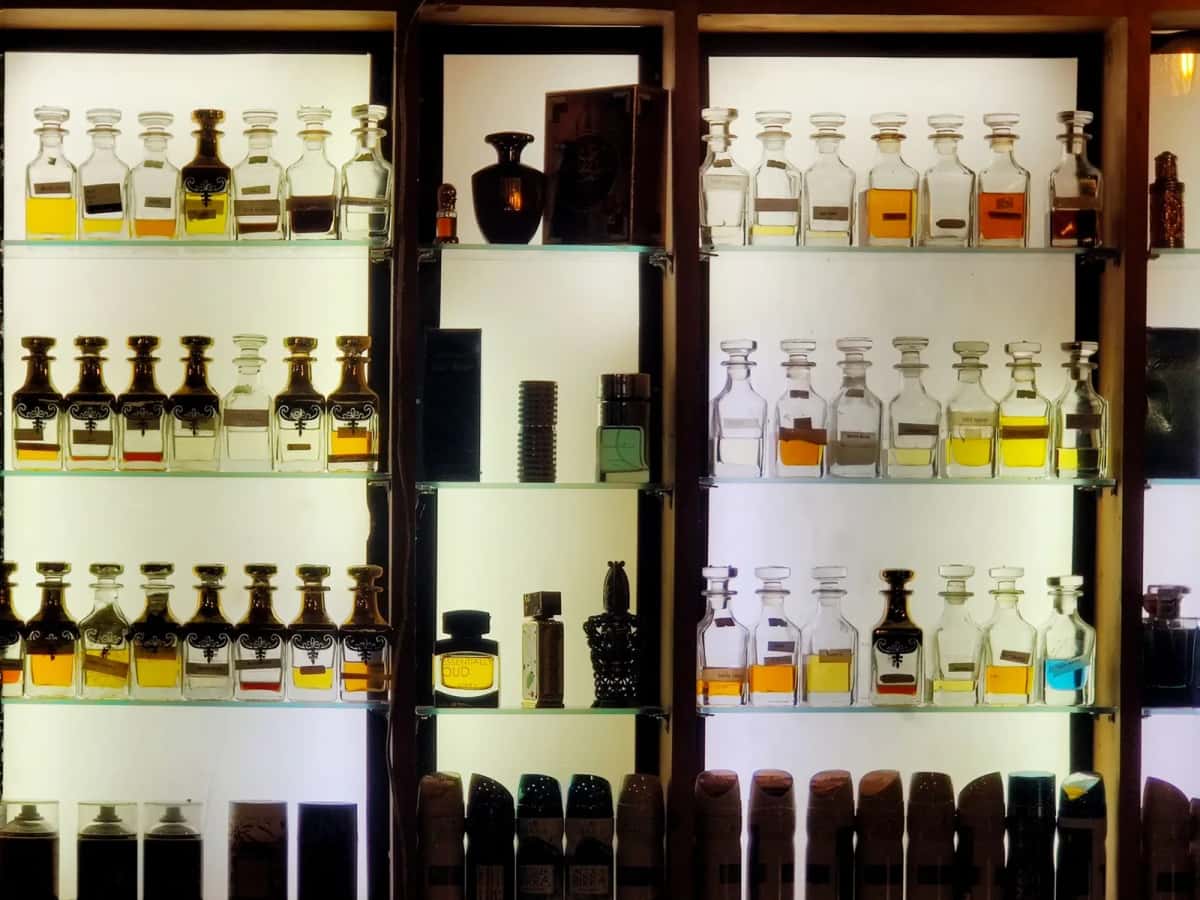 Vitrine éclairée d'une boutique andorrane, articles alignés sous les projecteurs