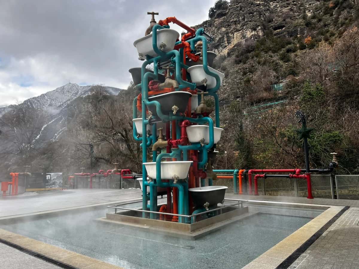 Sculpture-fontaine d'où s'échappe la vapeur, à Escaldes-Engordany