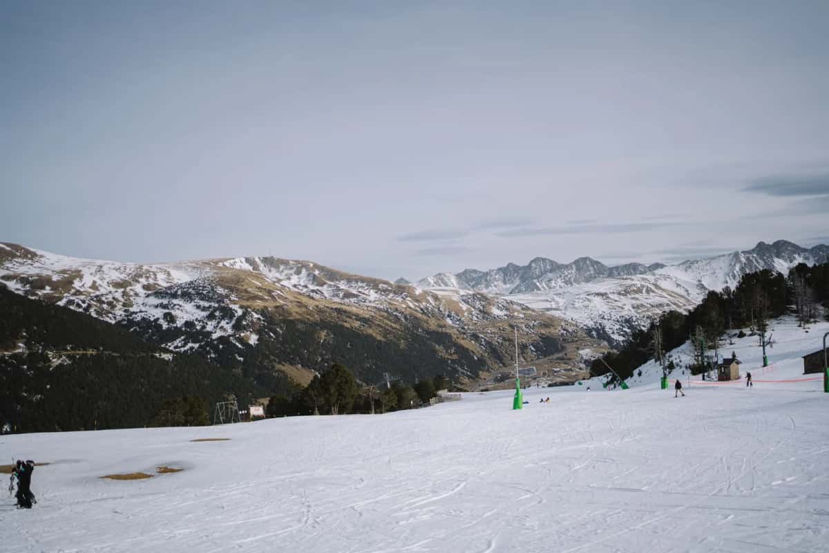 Pistes du secteur du Pas de la Case, remontées et skieurs sur un versant enneigé