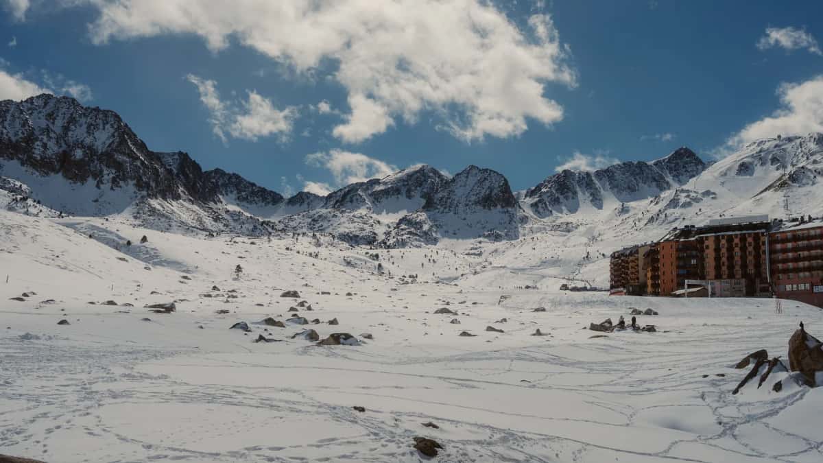 Le haut plateau enneigé du Pas de la Case sous les crêtes, à l'entrée nord de l'Andorre en hiver