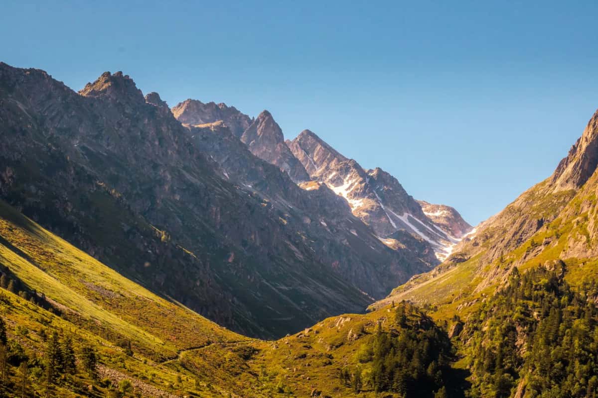 Haute vallée des Pyrénées dominée par des crêtes rocheuses