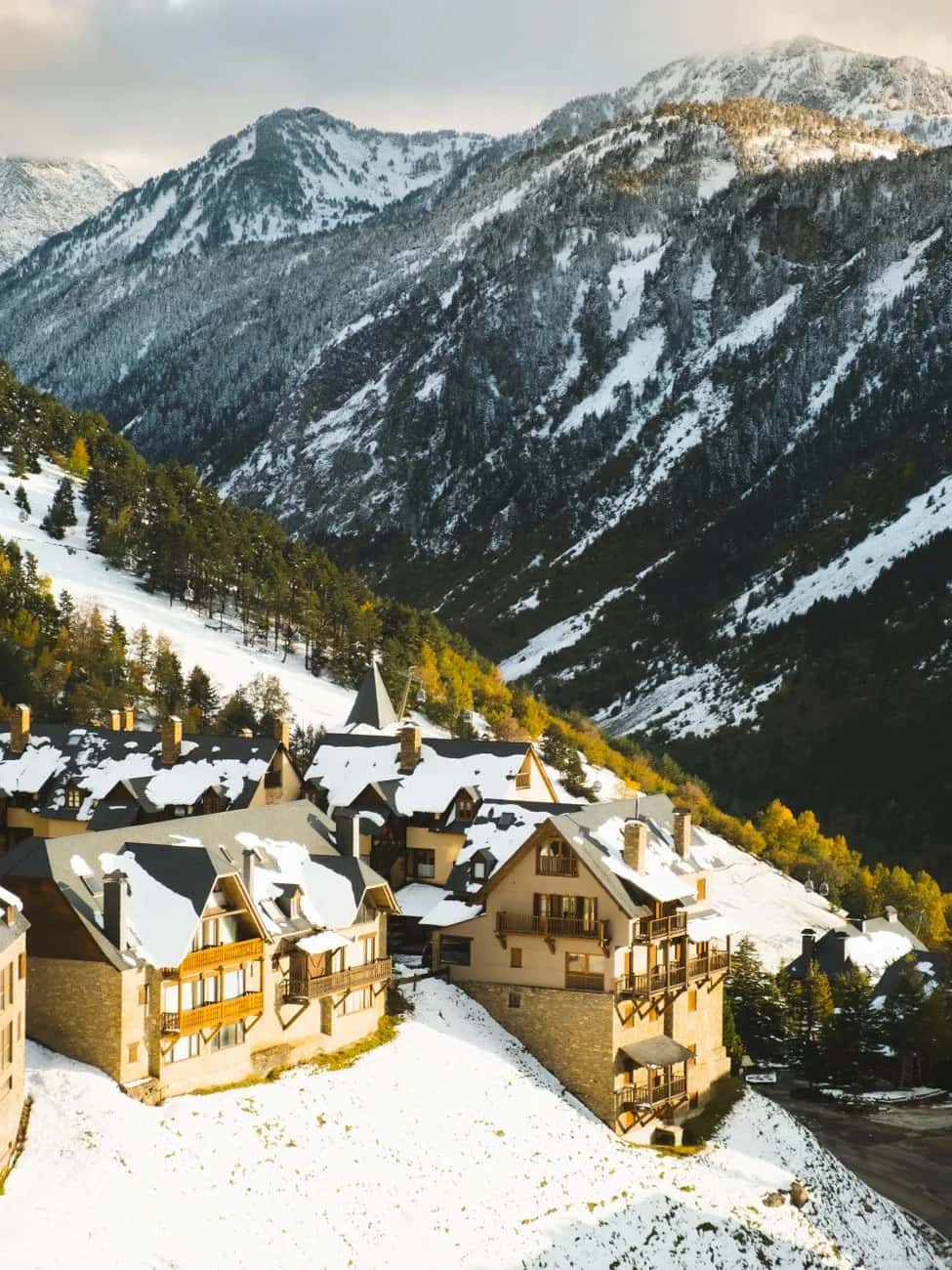 Hébergements de montagne échelonnés au pied des pistes dans une vallée pyrénéenne