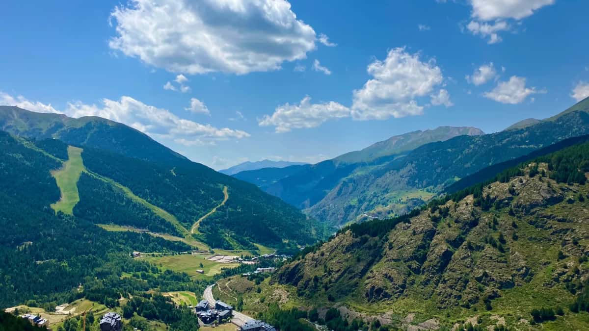 Immeubles d'hébergement échelonnés sur le versant d'une vallée andorrane hors saison