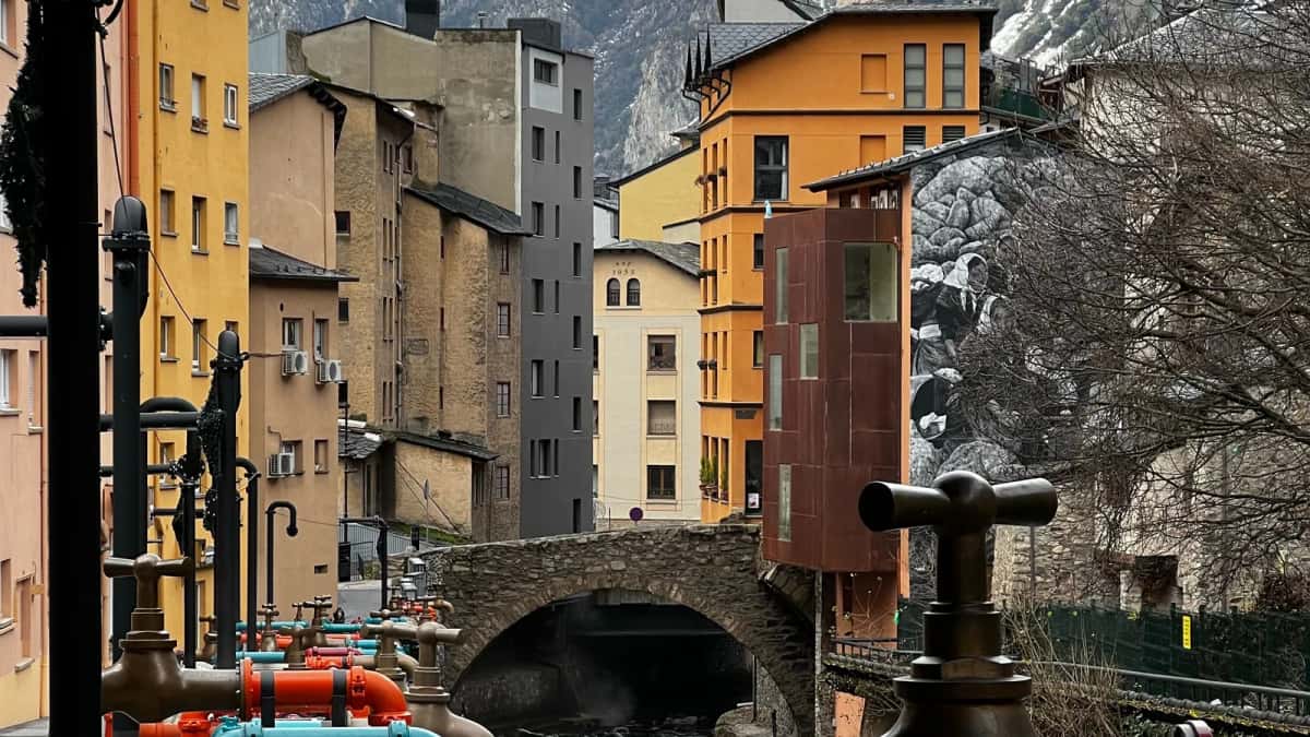 Immeubles d'habitation serrés au bord du Valira à Escaldes-Engordany, le versant de montagne derrière