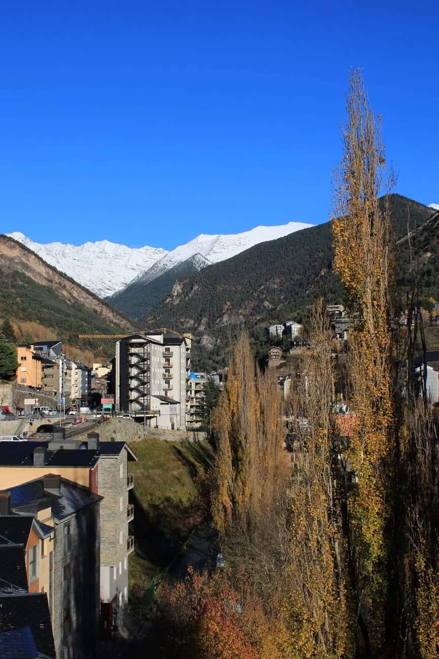 Première neige sur les sommets au-dessus de La Massana, alors que le fond de vallée reste dégagé