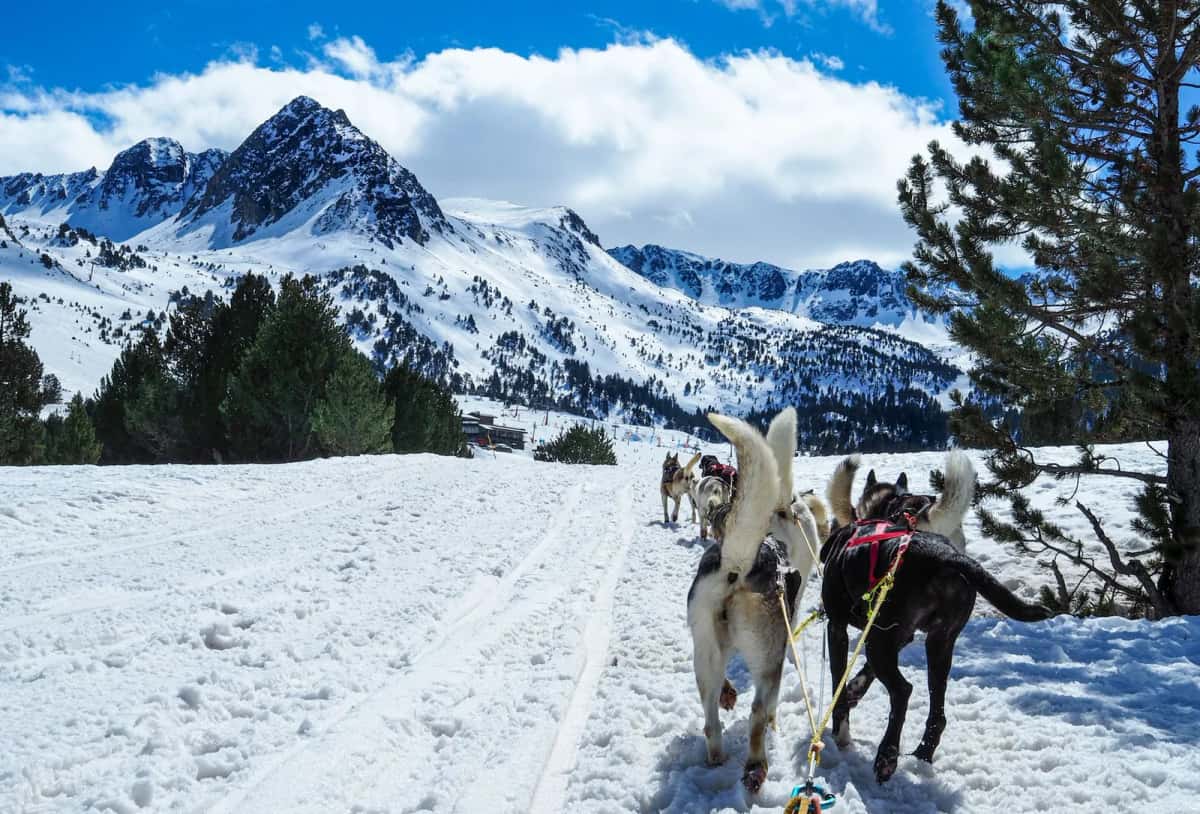Cirque enneigé du Pas de la Case avec les pistes et les remontées de Grandvalira en arrière-plan, en Andorre