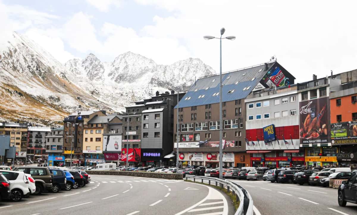 Commerces du Pas de la Case en Andorre, dernier point d'achat avant la frontière française