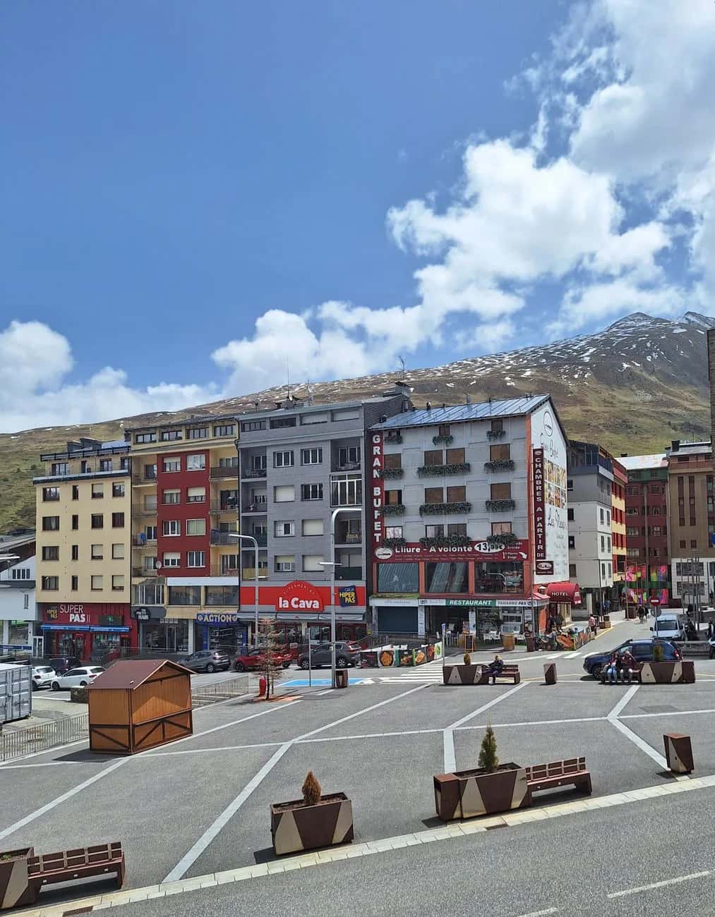 Rue commerçante du Pas de la Case : supermarchés, restaurants et hôtels au pied des pistes