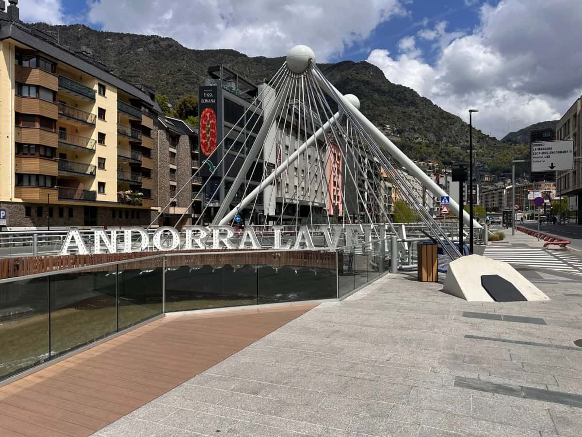 Le pont de Paris à Andorre-la-Vieille, en fond de vallée, entouré de montagnes sans neige