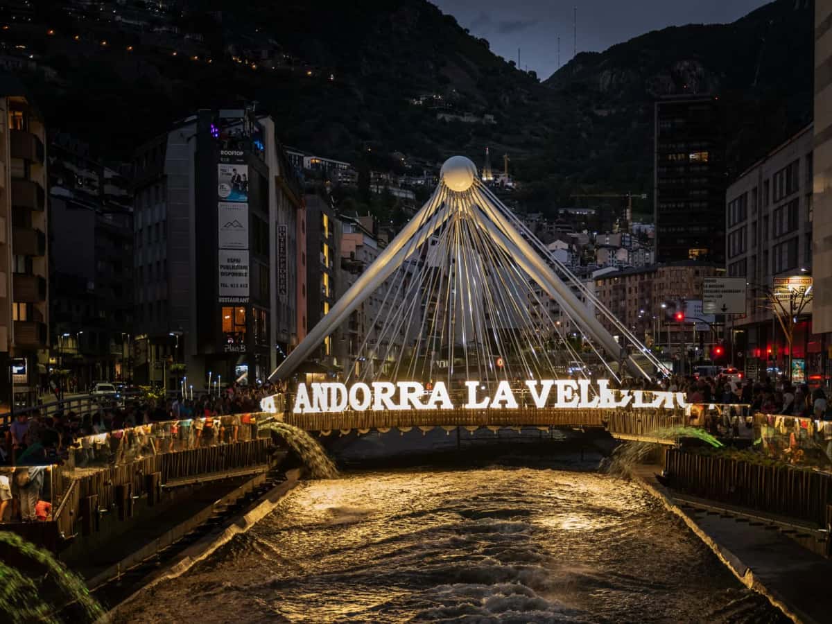 Le pont de Paris illuminé au-dessus du Valira à Andorre-la-Vieille, la ville encaissée entre deux versants