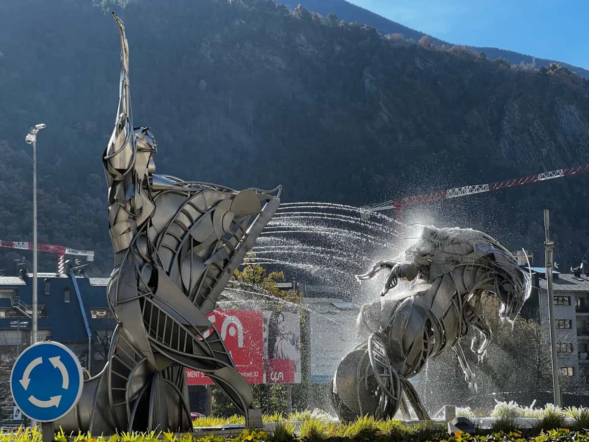 Sculptures métalliques et fontaines dans la capitale andorrane