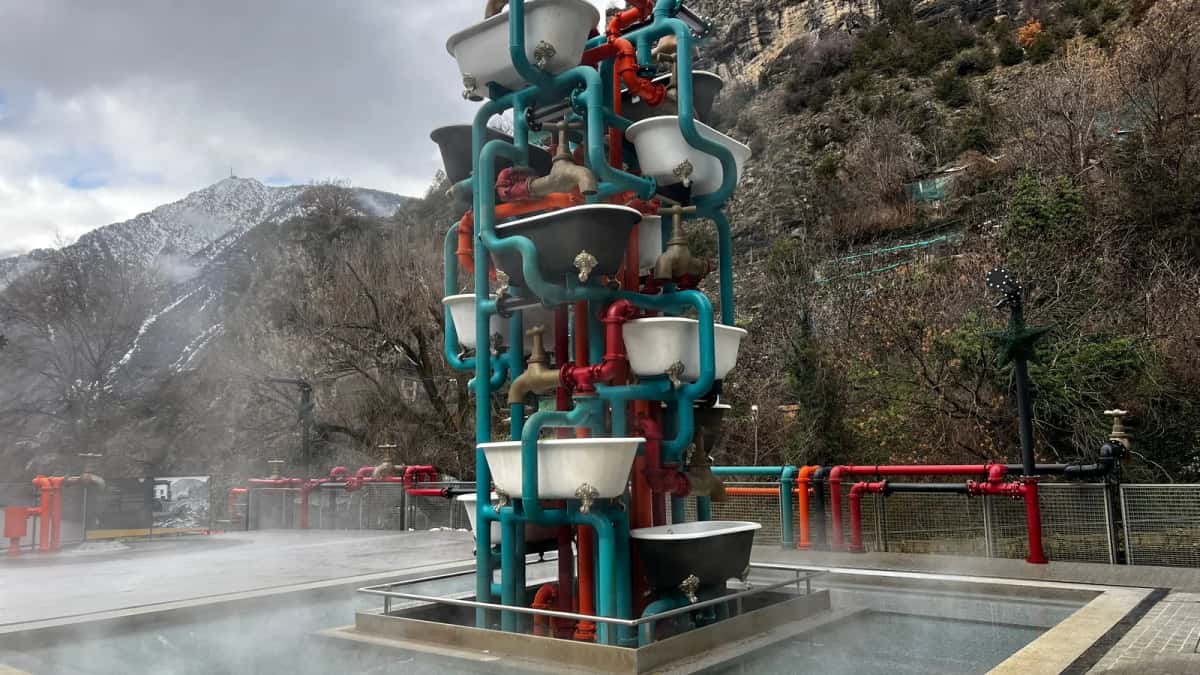 Installation de conduites et de bassins d'eau thermale le long du Valira, à Escaldes-Engordany