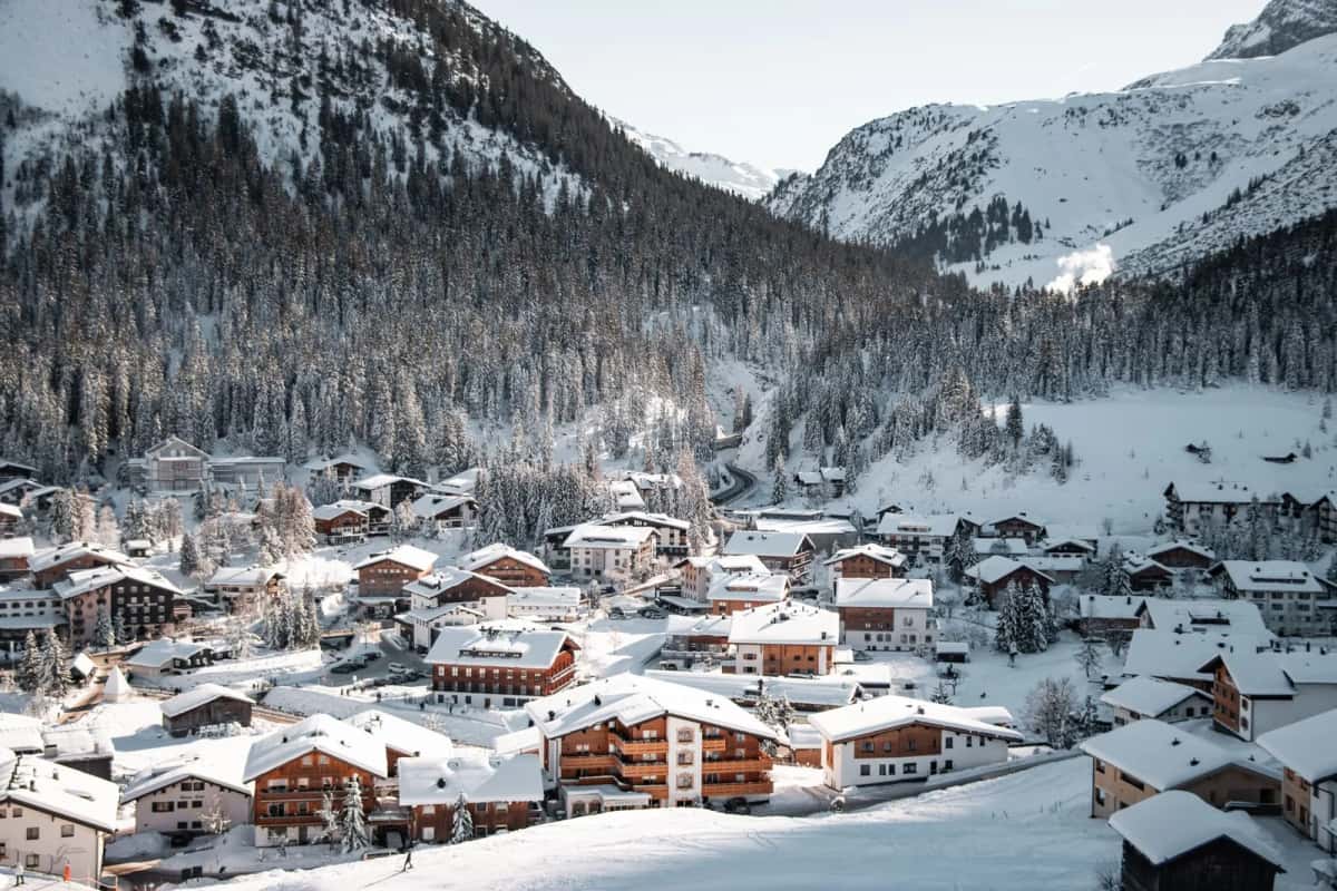 Hôtels et chalets de station groupés au pied de versants enneigés