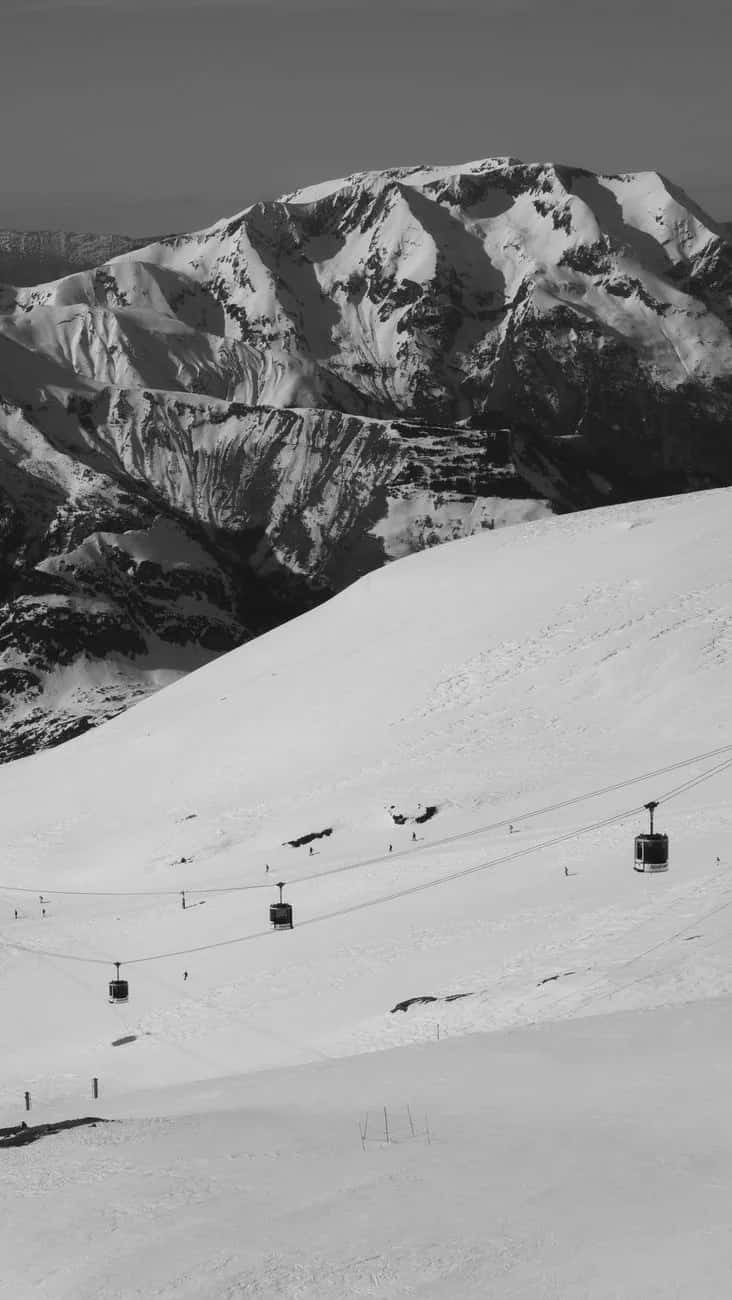 Télécabines au-dessus des pistes enneigées d'un domaine andorran
