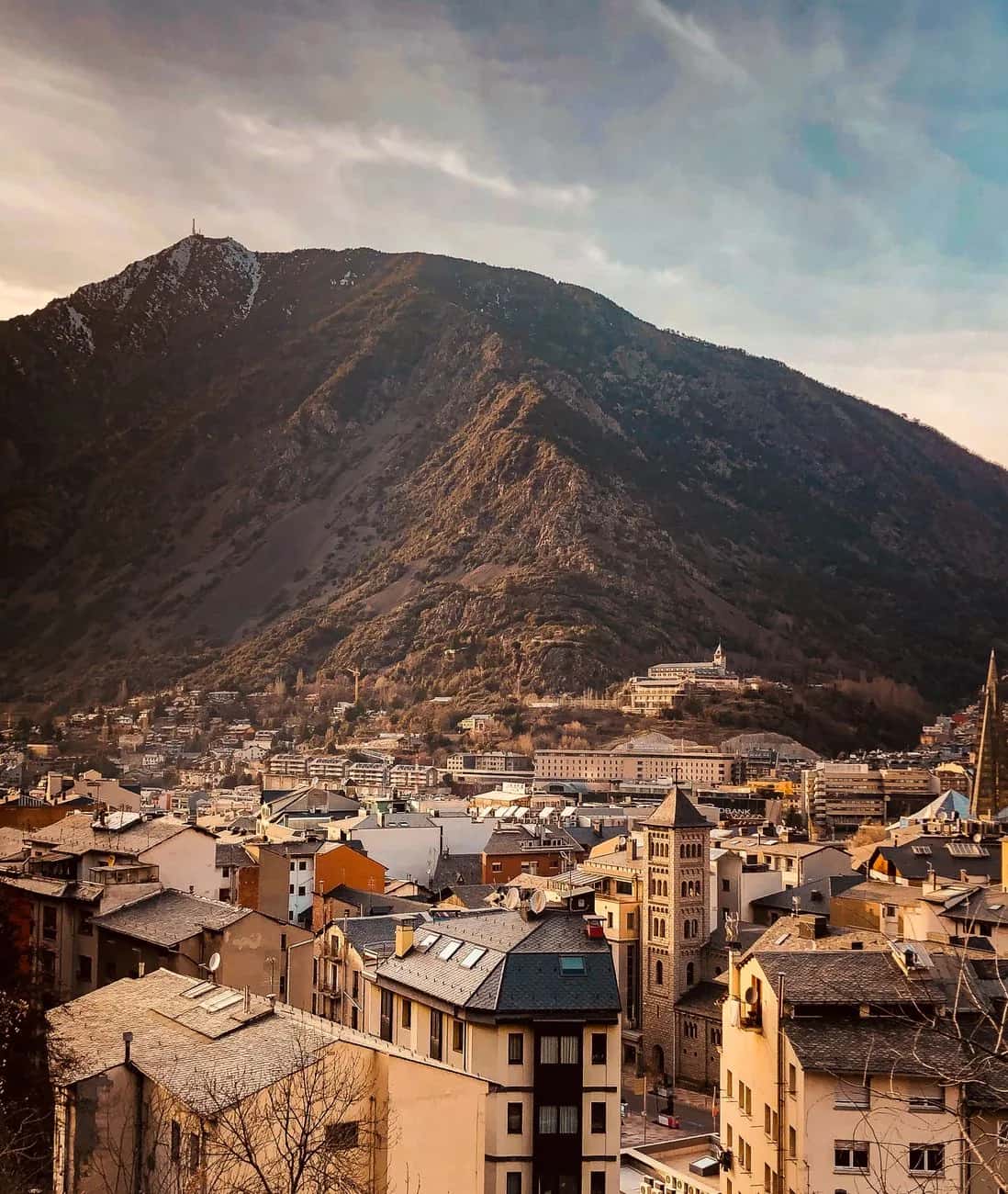Toits d'Andorre-la-Vieille serrés au pied de la montagne, avec le clocher roman de Sant Esteve