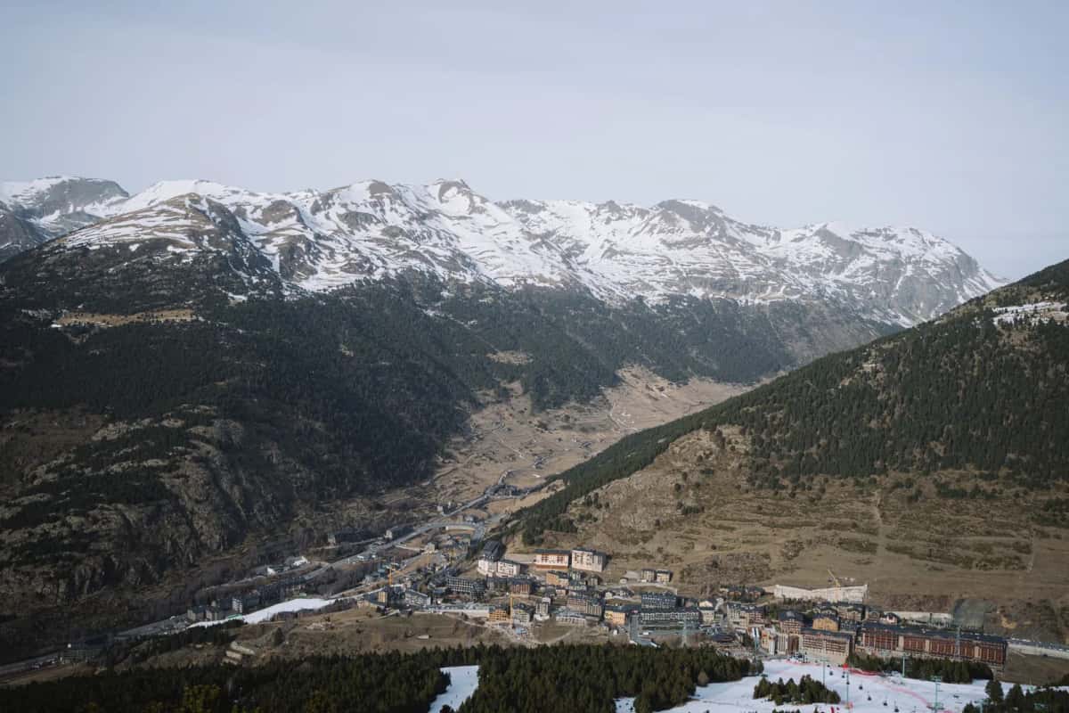 Route de montagne andorrane sous une ligne de crête enneigée