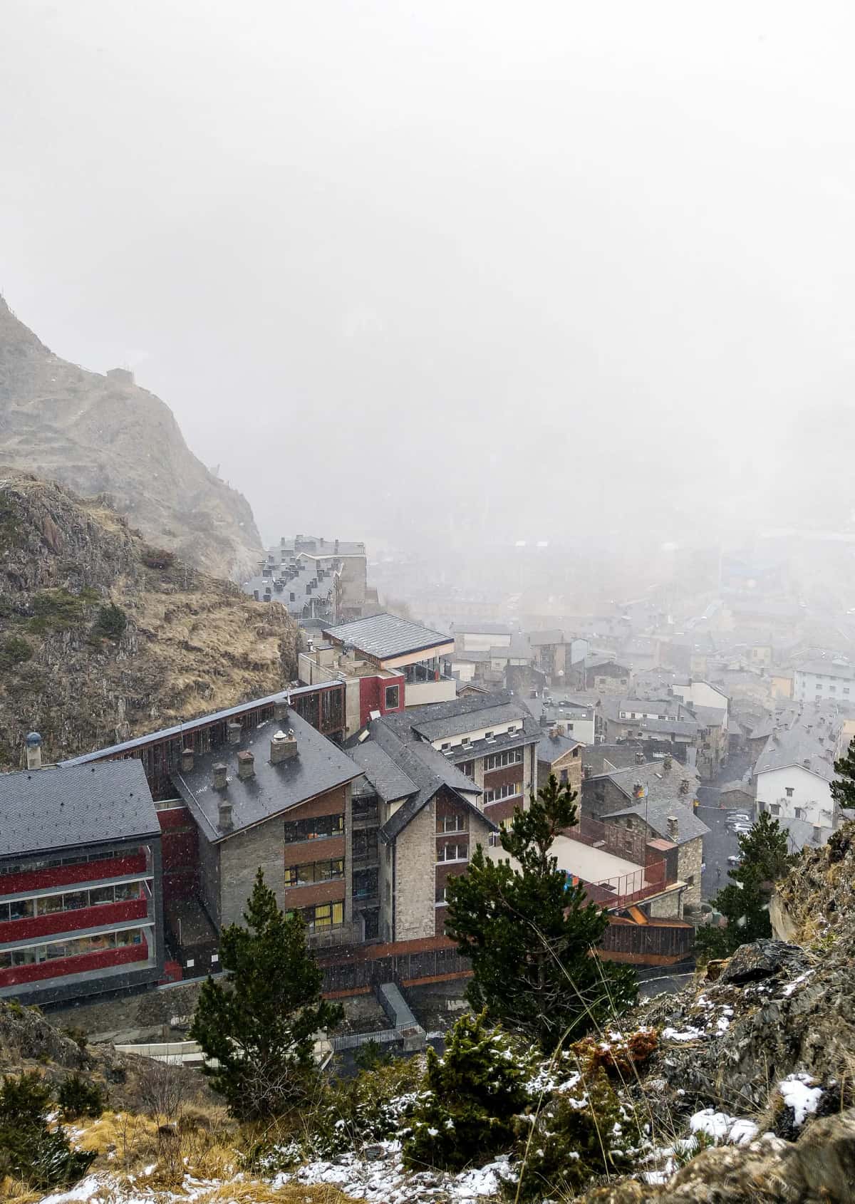 Village de montagne andorran noyé dans la brume, vu depuis les hauteurs