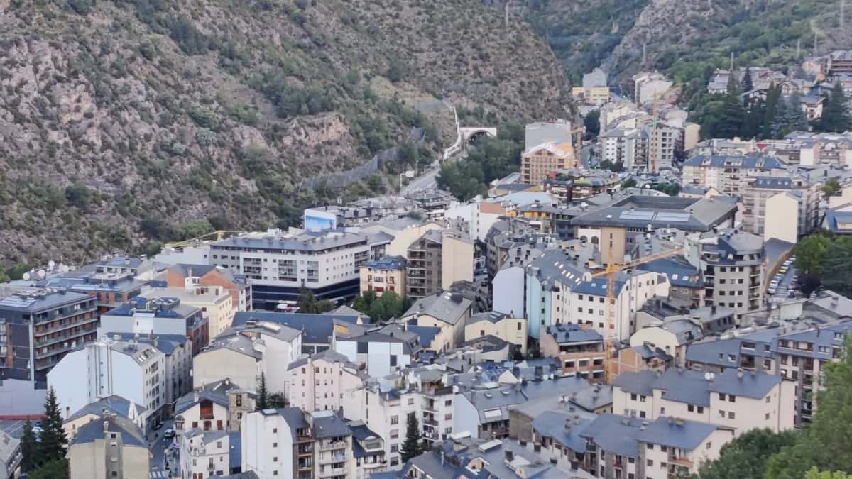Ville andorrane densément bâtie dans un fond de vallée étroit, coincée entre deux versants abrupts