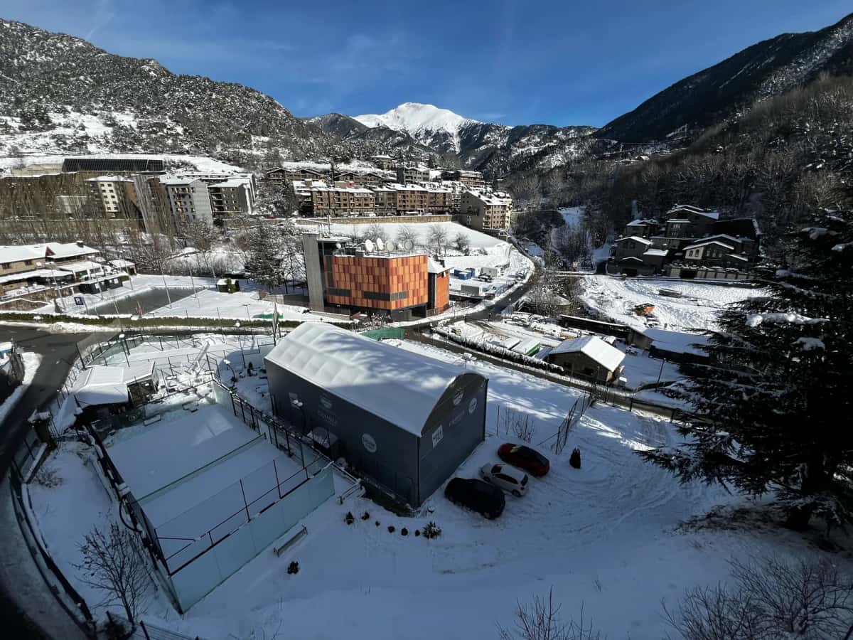 Ville de montagne andorrane sous la neige, vue du ciel