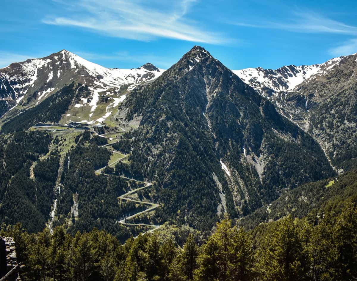 Vue aérienne des sommets enneigés d'Andorre sous un ciel dégagé